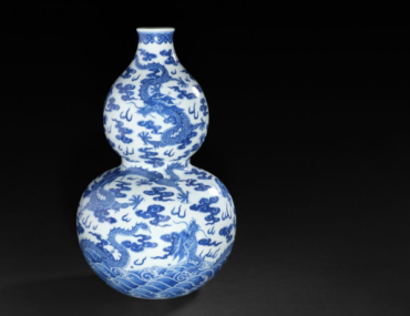 Exceptionnel vase double-gourde impérial en porcelaine à décor émaillé en bleu de cobalt