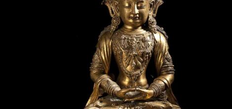 Rare et importante statue en bronze doré représentant Amitayus