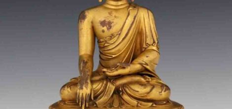 Statuette en bronze doré représentant Bouddha assis en méditation sur un lotus effectuant le geste de la prise à la terre à témoin