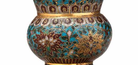 Vase en forme de zun en bronze doré et émaux cloisonnés polychromes