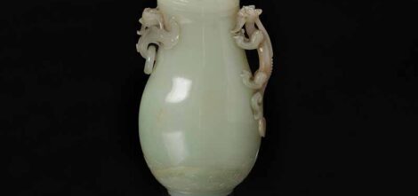 Vase couvert en jade blanc rehaussé de quelques taches de rouille