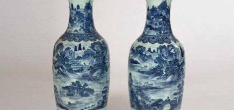 Paire de vases en porcelaine