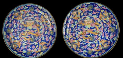 Paire de plats en émaux polychromes de la famille rose sur cuivre, à décor de dragons dorés sur fond bleu