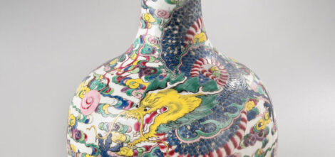 Vase Tianqiuping en porcelaine et émaux de la Famille rose, à décor de dragons poursuivant la perle sacrée parmi des nuages, au-dessus de flots écumants