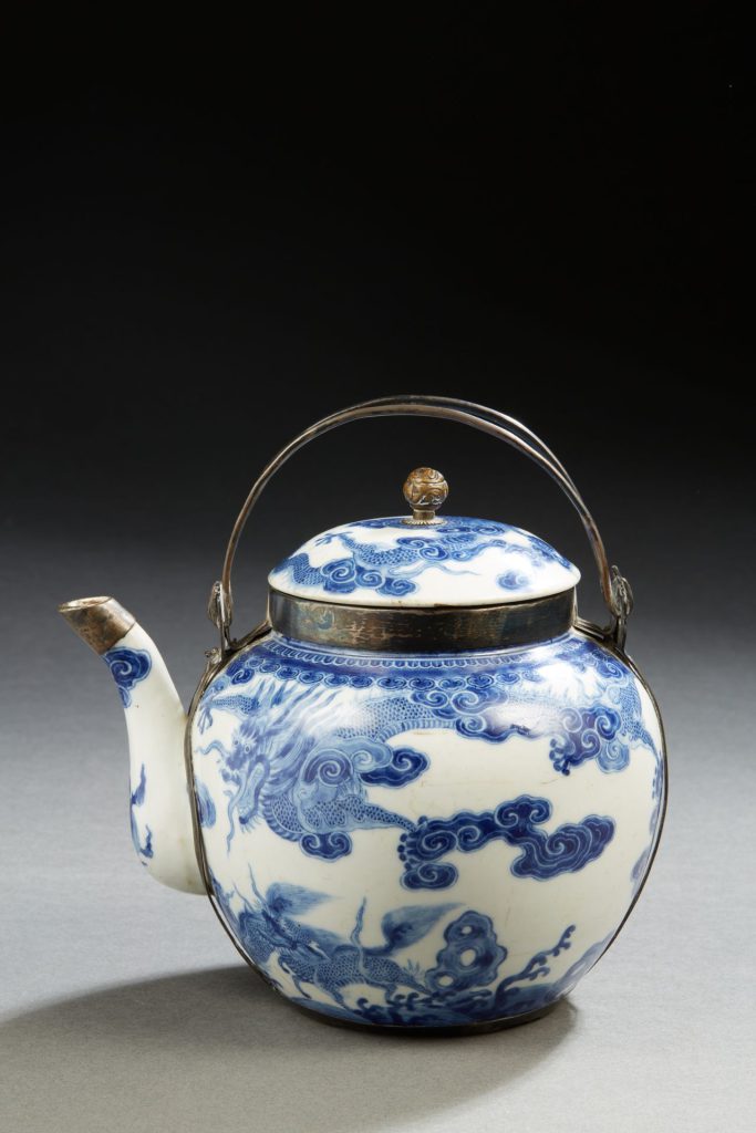 Théière impériale en porcelaine bleu de Hué, Chine pour le Vietnam XVIIIe siècle